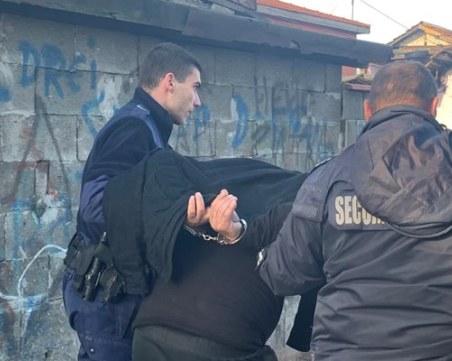 17 души са задържани при спецакция в Бургас, в един от тях са открити тефтери с лични данни