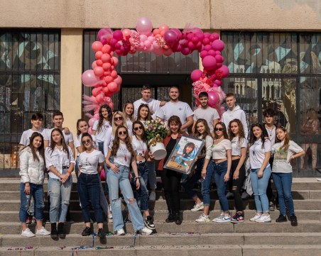 Абитуриенти от Френската поканиха класната си за бала с подарък, балони и красиви цветя