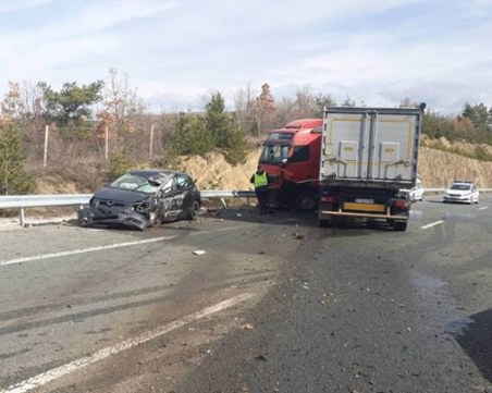 Дете и мъж на 39 са пострадали при катастрофата с камион на АМ 