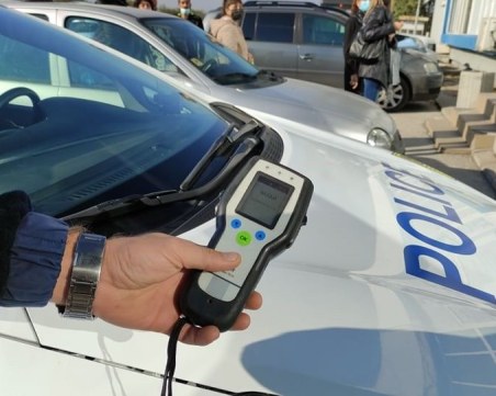 Хванаха 92-годишен пиян и без книжка да кара кола без номера