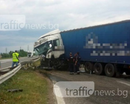 Камион разкъса мантинелата на АМ 