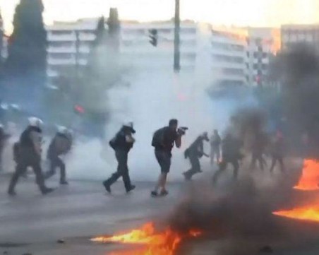 Ескалират протестите в Гърция заради влаковата катастрофа, хрърлиха 