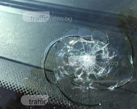 Агресия на пътя в Пловдив: Шофьор вилня, счупи стъклото на автомобил и избяга