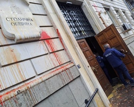 Протестиращи омазаха сградата на общината с червена боя и яйца