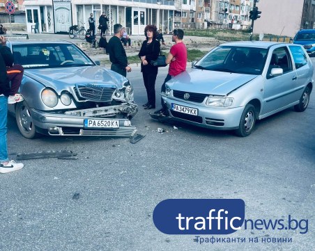 Фолксваген премина на червено и предизвика катастрофа в центъра на Пазарджик