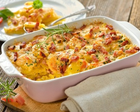 Запечени картофи с шунка, кашкавал и течна готварска сметана на фурна