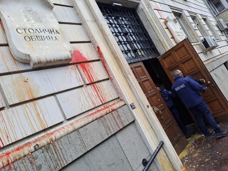 Протестиращи омазаха сградата на общината с червена боя и яйца