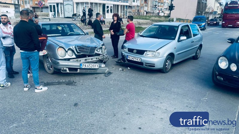 Фолксваген премина на червено и предизвика катастрофа в центъра на Пазарджик