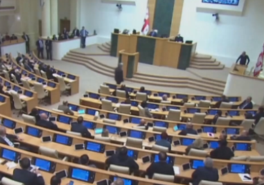 Парламентът в Грузия отхвърли Закона за чуждестранните агенти който доведе