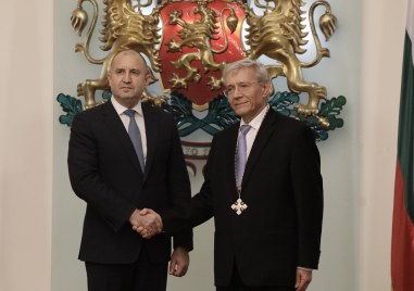 Президентът Румен Радев удостои с висши държавни отличия изтъкнати български