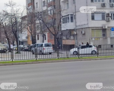 Абитуриенти огласиха пловдивски булевард, излязоха извън прозорците на автомобил