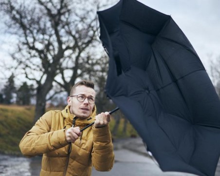 Предупреждение за опасен вятър в няколко области утре