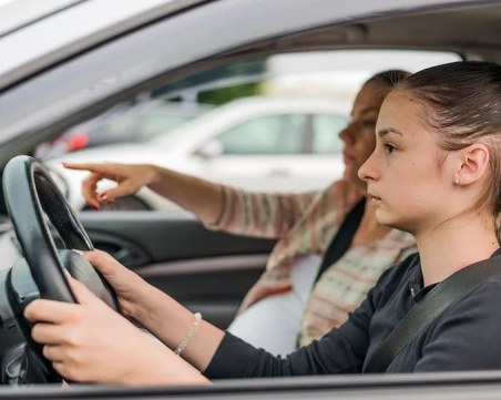 Тийнейджъри зад волана? Какво мислят пловдивчани за идеята 17-годишни да карат с придружител