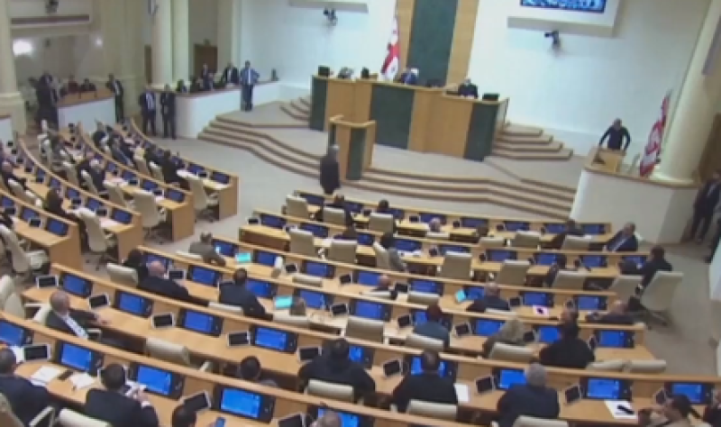 Парламентът в Грузия отхвърли Закона за чуждестранните агенти, който доведе