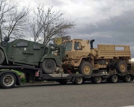 Конвой с бойна техника минава през България за Украйна
