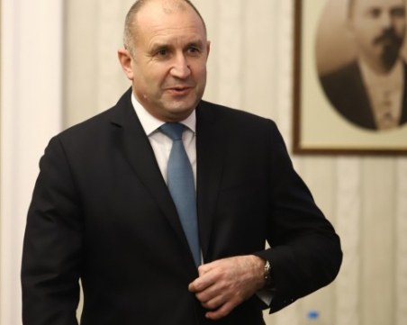 Радев е с положителен COVID тест