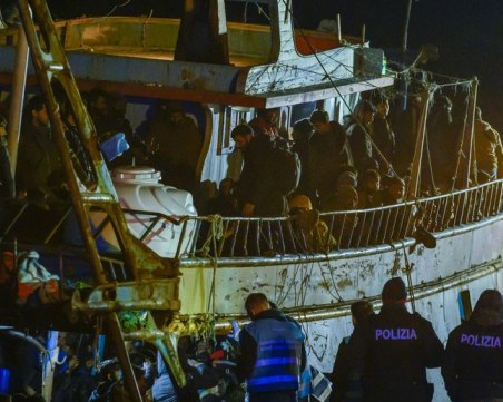 Спасиха 1300 мигранти в Средиземно море