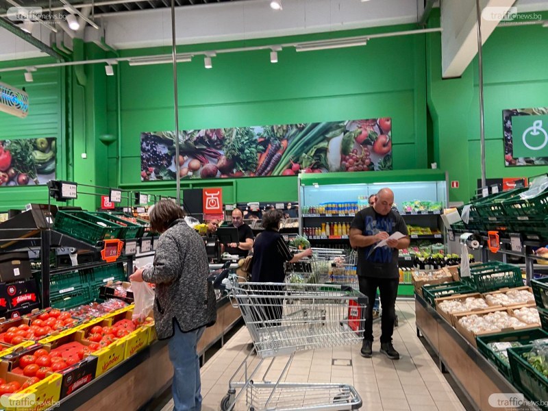 Продават от оранжериите първите български краставици за 4 лева