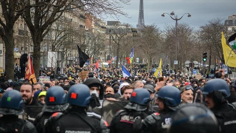 Сблъсъци между полицаи и протестиращи в Париж