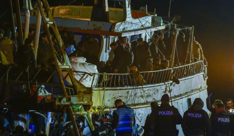 1300 мигранти бяха спасени в Средиземно море, съобщават световните медии. Прочетете