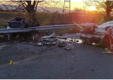 Двете коли които се удариха челно на пътя Пловдив –