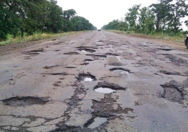 Граждани спират движението на Рогошко шосе заради недоволство към управленските