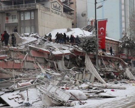 Броят на жертвите на разрушителните трусове в Турция достигна близо 48 000