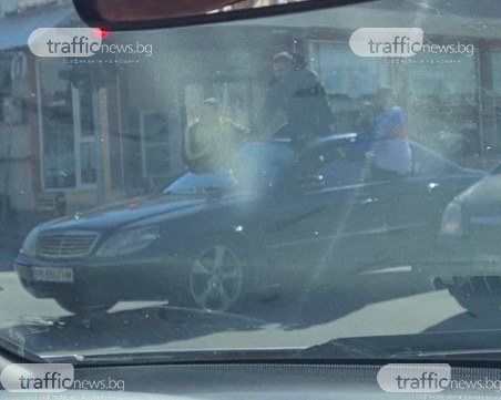 Опасни забавления в Пловдив! Младежи се возят провесени от автомобил