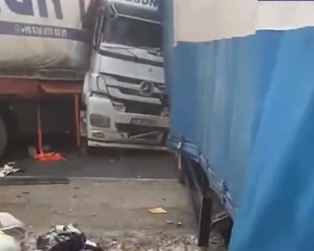 Верижна катастрофа на заледена магистрала в Русия, сред ранените има и деца