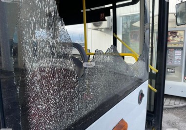 Мъж потроши  прозорец  на автобус от градския транспорт в Пловдив