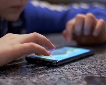 Ето защо телефонът трябва да бъде поставен с дисплея надолу