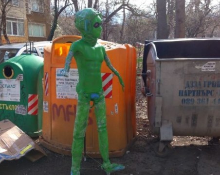 Макет на извънземно се появи до казани в София