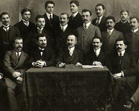 На този ден: Закон за задължително носене на местни дрехи и обувки