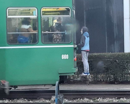 Опасно: Дете се повози безплатно на трамвай в София