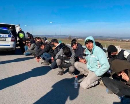 Откриха 37 мигранти,  натъпкани в бус на АМ 