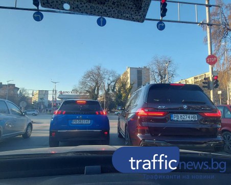 Редовна практика на пловдивчани: Джип направи десен завой без да даде мигач