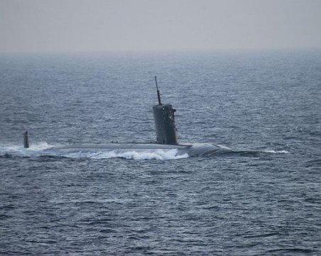 Северна Корея изстреля две ракети от подводница