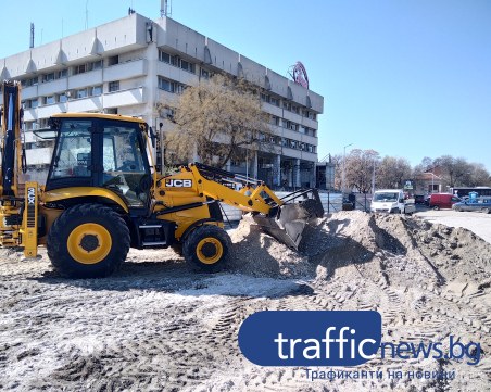 Започна се! Оправят разбитите площи до Водната палата, ремонтът ще продължи месец