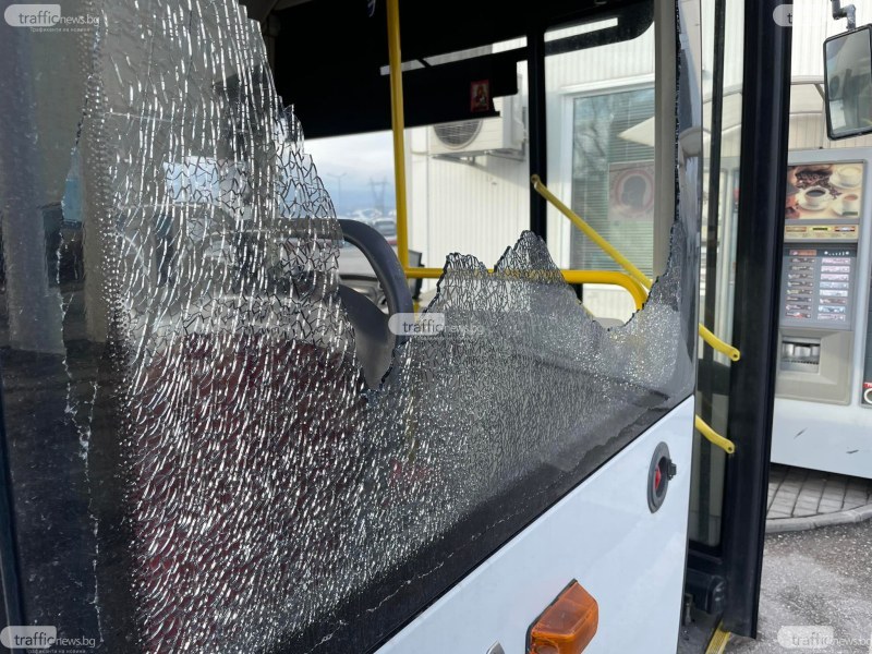 Мъж потроши  прозорец  на автобус от градския транспорт в Пловдив.