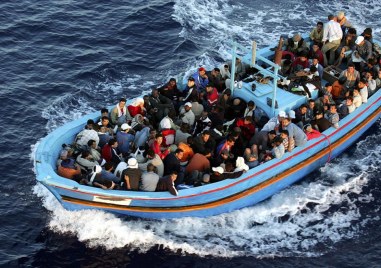 Две лодки превозващи десетки мигранти са потънали днес край турския