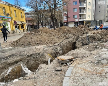 Асфалтират част от ул. „Даме Груев”, но затварят още едно невралгично кръстовище