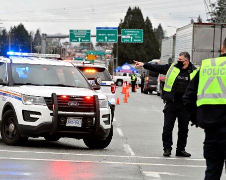 Микробус се вряза в пешеходци в Канада