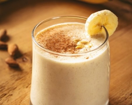 Смути от банани, фурми и ечемични стръкове