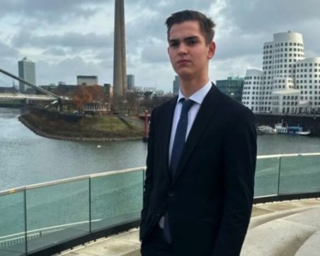 Тийнейджър се представи за шеф на авиокомпания, завлече бизнесмени СНИМКИ