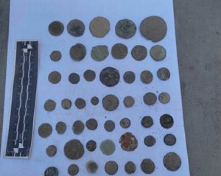 Задържаха двама с хиляди предмети, носещи белези на културно-исторически ценности