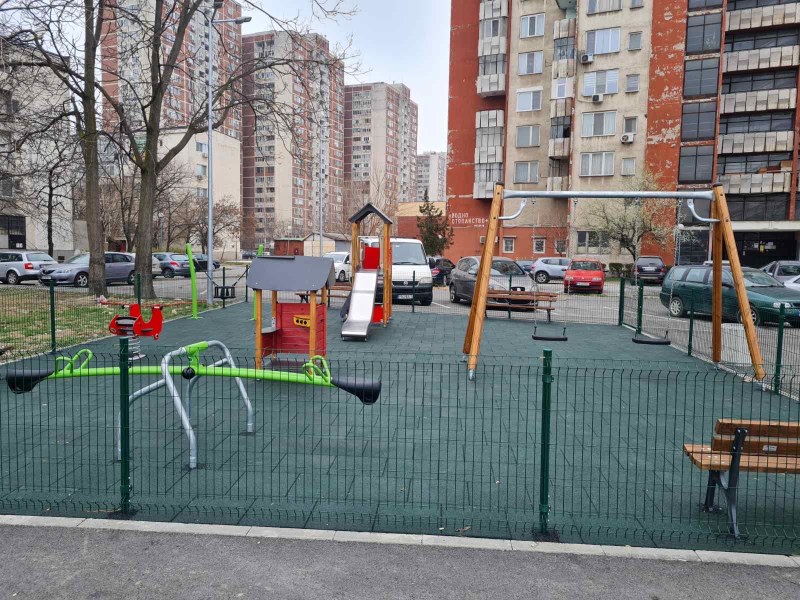 Три нови детски площадки радват жителите на квартал „Изгрев