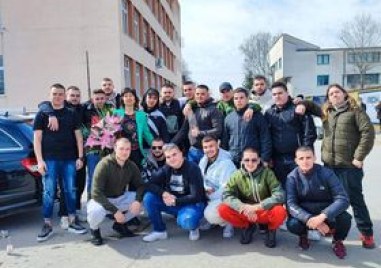 Пловдивски абитуриенти изненадаха класния си ръководител с грандиозна покана за