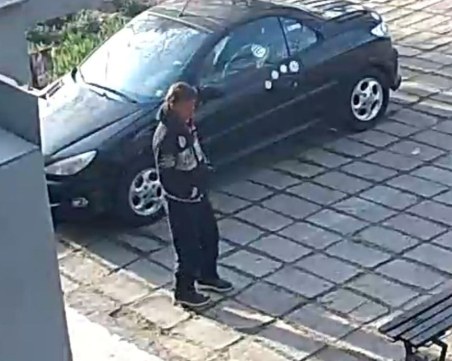 Нагла кражба! Мъж задигна дамска чанта в 