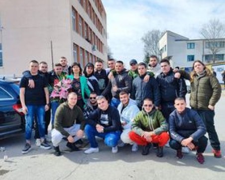 С гайди, мотори и хоро ученици от ПГХТТ поканиха класната си на бала