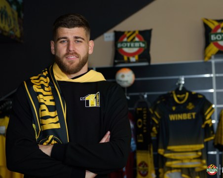 Вратарят на Ботев Хидайет Ханкич се среща с феновете